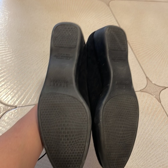 NWT suede shoes never worn Stuart weitzman - Picture 3 of 4